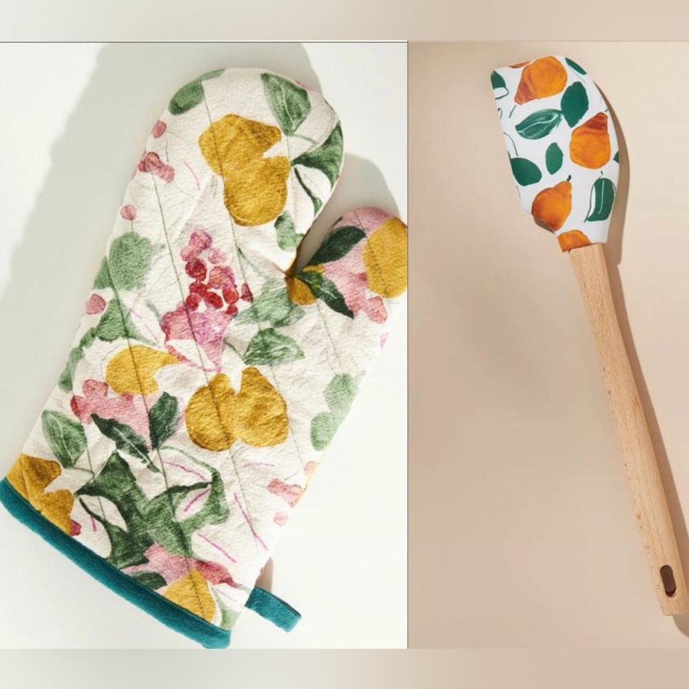 Anthropologie Holly and Pear Oven Mitt and Spatula Set.